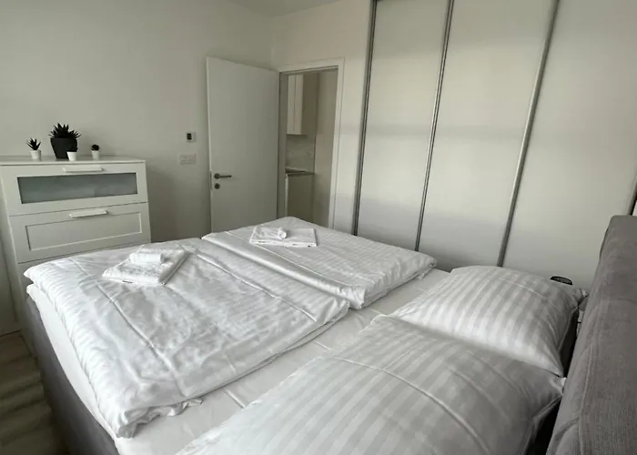 Ein Park Apartment With Free Parking